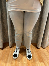 Load image into Gallery viewer, OMG Zoey Straight Capri Jeans